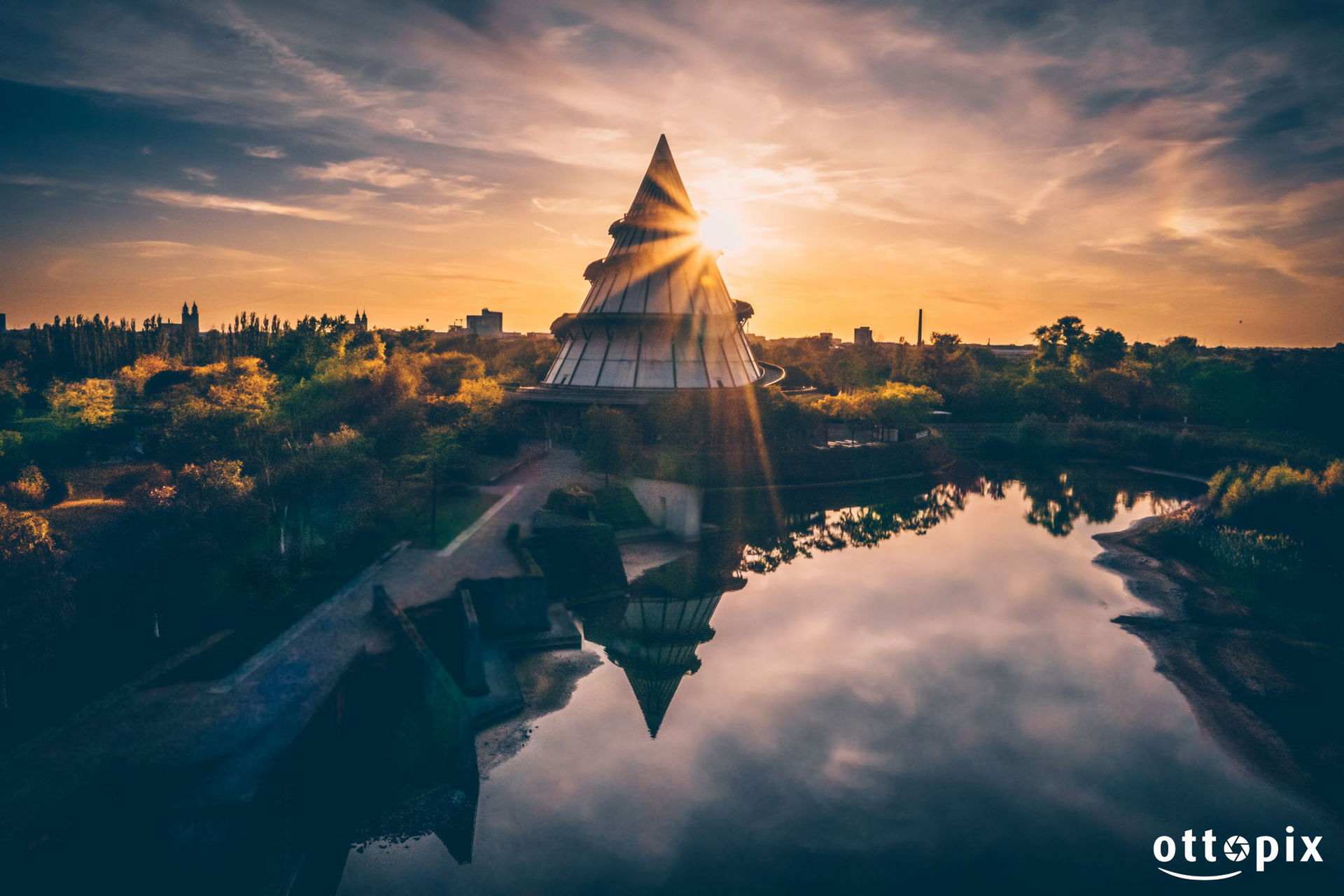 Jahrtausendturm im Sonnenuntergang