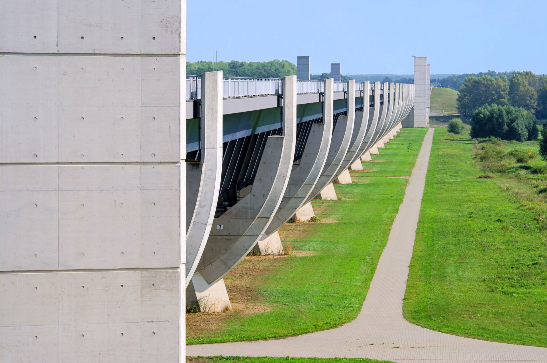 Trogbruecke Magdeburg Seitenansicht